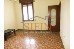 Casa con giardino - Montemarano (AV), proponiamo in vendita casa semindipendente (appartamento) ubicata alla Contrada Acquavivola, composta da veranda d'ingresso, corridoio, cucina due camere e bagno al piano rialzato per un totale di complesivi mq. 75,00 ca. oltre ad un deposito di mq. 15,00 al piano seminterrato e piccolo giardino di mq. 70,00 ca.