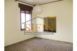 Casa con giardino - Montemarano (AV), proponiamo in vendita casa semindipendente (appartamento) ubicata alla Contrada Acquavivola, composta da veranda d'ingresso, corridoio, cucina due camere e bagno al piano rialzato per un totale di complesivi mq. 75,00 ca. oltre ad un deposito di mq. 15,00 al piano seminterrato e piccolo giardino di mq. 70,00 ca.