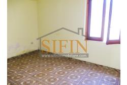 Casa con giardino - Montemarano (AV), proponiamo in vendita casa semindipendente (appartamento) ubicata alla Contrada Acquavivola, composta da veranda d'ingresso, corridoio, cucina due camere e bagno al piano rialzato per un totale di complesivi mq. 75,00 ca. oltre ad un deposito di mq. 15,00 al piano seminterrato e piccolo giardino di mq. 70,00 ca.