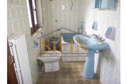 Casa con giardino - Montemarano (AV), proponiamo in vendita casa semindipendente (appartamento) ubicata alla Contrada Acquavivola, composta da veranda d'ingresso, corridoio, cucina due camere e bagno al piano rialzato per un totale di complesivi mq. 75,00 ca. oltre ad un deposito di mq. 15,00 al piano seminterrato e piccolo giardino di mq. 70,00 ca.
