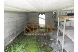 Casa con giardino - Montemarano (AV), proponiamo in vendita casa semindipendente (appartamento) ubicata alla Contrada Acquavivola, composta da veranda d'ingresso, corridoio, cucina due camere e bagno al piano rialzato per un totale di complesivi mq. 75,00 ca. oltre ad un deposito di mq. 15,00 al piano seminterrato e piccolo giardino di mq. 70,00 ca.