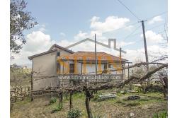Casa con giardino - Montemarano (AV), proponiamo in vendita casa semindipendente (appartamento) ubicata alla Contrada Acquavivola, composta da veranda d'ingresso, corridoio, cucina due camere e bagno al piano rialzato per un totale di complesivi mq. 75,00 ca. oltre ad un deposito di mq. 15,00 al piano seminterrato e piccolo giardino di mq. 70,00 ca.