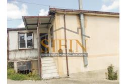 Casa con giardino - Montemarano (AV), proponiamo in vendita casa semindipendente (appartamento) ubicata alla Contrada Acquavivola, composta da veranda d'ingresso, corridoio, cucina due camere e bagno al piano rialzato per un totale di complesivi mq. 75,00 ca. oltre ad un deposito di mq. 15,00 al piano seminterrato e piccolo giardino di mq. 70,00 ca.