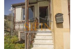 Casa con giardino - Montemarano (AV), proponiamo in vendita casa semindipendente (appartamento) ubicata alla Contrada Acquavivola, composta da veranda d'ingresso, corridoio, cucina due camere e bagno al piano rialzato per un totale di complesivi mq. 75,00 ca. oltre ad un deposito di mq. 15,00 al piano seminterrato e piccolo giardino di mq. 70,00 ca.