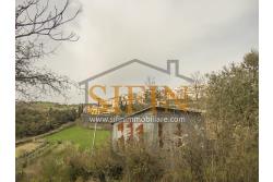 Casa con Terreno - Zungoli (AV) proponiamo in vendita un fabbricato da ristrutturare di mq. 130,00 ca. composto da due vani abitativi di mq. 50,00 ca. ed un vano deposito/cantina di mq. 80,00 ca. oltre a mq. 11.000,00 ca. di terreno 