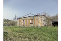 Casa con Terreno - Zungoli (AV) proponiamo in vendita un fabbricato da ristrutturare di mq. 130,00 ca. composto da due vani abitativi di mq. 50,00 ca. ed un vano deposito/cantina di mq. 80,00 ca. oltre a mq. 11.000,00 ca. di terreno 