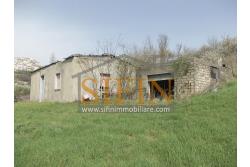 Casa con Terreno - Zungoli (AV) proponiamo in vendita un fabbricato da ristrutturare di mq. 130,00 ca. composto da due vani abitativi di mq. 50,00 ca. ed un vano deposito/cantina di mq. 80,00 ca. oltre a mq. 11.000,00 ca. di terreno 