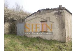 Casa con Terreno - Zungoli (AV) proponiamo in vendita un fabbricato da ristrutturare di mq. 130,00 ca. composto da due vani abitativi di mq. 50,00 ca. ed un vano deposito/cantina di mq. 80,00 ca. oltre a mq. 11.000,00 ca. di terreno 