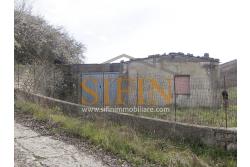 Casa con Terreno - Zungoli (AV) proponiamo in vendita un fabbricato da ristrutturare di mq. 130,00 ca. composto da due vani abitativi di mq. 50,00 ca. ed un vano deposito/cantina di mq. 80,00 ca. oltre a mq. 11.000,00 ca. di terreno 