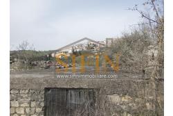 Casa con Terreno - Zungoli (AV) proponiamo in vendita un fabbricato da ristrutturare di mq. 130,00 ca. composto da due vani abitativi di mq. 50,00 ca. ed un vano deposito/cantina di mq. 80,00 ca. oltre a mq. 11.000,00 ca. di terreno 