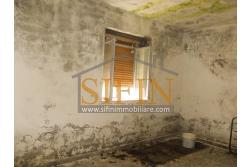 Casa con Terreno - Zungoli (AV) proponiamo in vendita un fabbricato da ristrutturare di mq. 130,00 ca. composto da due vani abitativi di mq. 50,00 ca. ed un vano deposito/cantina di mq. 80,00 ca. oltre a mq. 11.000,00 ca. di terreno 