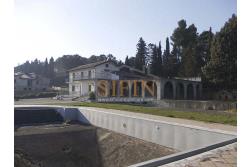 Villa con Piscina - Melito Irpino, nella immediata periferia, proponiamo in vendita villa di complessivi mq. 450,00 ca. oltre a mq. 10.500,00 di giardino