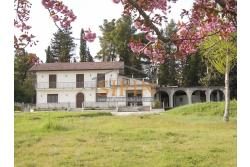 Villa con Piscina - Melito Irpino, nella immediata periferia, proponiamo in vendita villa di complessivi mq. 450,00 ca. oltre a mq. 10.500,00 di giardino