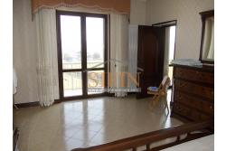Villa con Piscina - Melito Irpino, nella immediata periferia, proponiamo in vendita villa di complessivi mq. 450,00 ca. oltre a mq. 10.500,00 di giardino
