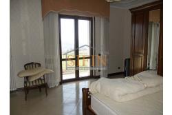 Villa con Piscina - Melito Irpino, nella immediata periferia, proponiamo in vendita villa di complessivi mq. 450,00 ca. oltre a mq. 10.500,00 di giardino
