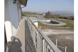 Villa con Piscina - Melito Irpino, nella immediata periferia, proponiamo in vendita villa di complessivi mq. 450,00 ca. oltre a mq. 10.500,00 di giardino