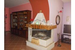 Villa con Piscina - Melito Irpino, nella immediata periferia, proponiamo in vendita villa di complessivi mq. 450,00 ca. oltre a mq. 10.500,00 di giardino