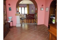 Villa con Piscina - Melito Irpino, nella immediata periferia, proponiamo in vendita villa di complessivi mq. 450,00 ca. oltre a mq. 10.500,00 di giardino