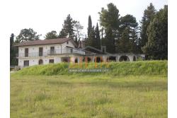 Villa con Piscina - Melito Irpino, nella immediata periferia, proponiamo in vendita villa di complessivi mq. 450,00 ca. oltre a mq. 10.500,00 di giardino