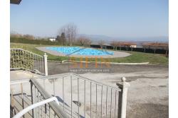 Villa con Piscina - Melito Irpino, nella immediata periferia, proponiamo in vendita villa di complessivi mq. 450,00 ca. oltre a mq. 10.500,00 di giardino