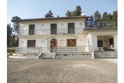 Villa con Piscina - Melito Irpino, nella immediata periferia, proponiamo in vendita villa di complessivi mq. 450,00 ca. oltre a mq. 10.500,00 di giardino