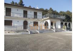 Villa con Piscina - Melito Irpino, nella immediata periferia, proponiamo in vendita villa di complessivi mq. 450,00 ca. oltre a mq. 10.500,00 di giardino