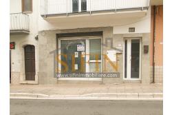 Locale con deposito  - Grottaminarda, in zona centrale , corso Vittorio Veneto, n. 130, proponiamo in locazione locazle commerciale di mq. 110,00 ca. oltre a mq. 110,00 di deposito