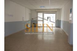 Locale con deposito  - Grottaminarda, in zona centrale , corso Vittorio Veneto, n. 130, proponiamo in locazione locazle commerciale di mq. 110,00 ca. oltre a mq. 110,00 di deposito