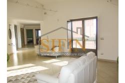 Villa con iardino - Frigento (AV) via San Rocco, a soli 500 metri dal cuore del centro cittadino, proponiamo in vendita Villa di complessivi mq. 430,00 oltre a mq. 800,00 di giardino di cui circa la met pavimentata