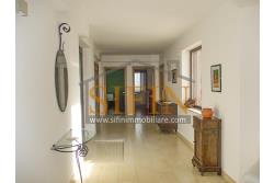 Villa con iardino - Frigento (AV) via San Rocco, a soli 500 metri dal cuore del centro cittadino, proponiamo in vendita Villa di complessivi mq. 430,00 oltre a mq. 800,00 di giardino di cui circa la met pavimentata