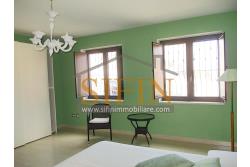 Villa con iardino - Frigento (AV) via San Rocco, a soli 500 metri dal cuore del centro cittadino, proponiamo in vendita Villa di complessivi mq. 430,00 oltre a mq. 800,00 di giardino di cui circa la met pavimentata