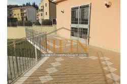 Villa con iardino - Frigento (AV) via San Rocco, a soli 500 metri dal cuore del centro cittadino, proponiamo in vendita Villa di complessivi mq. 430,00 oltre a mq. 800,00 di giardino di cui circa la met pavimentata