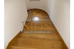 Villa con iardino - Frigento (AV) via San Rocco, a soli 500 metri dal cuore del centro cittadino, proponiamo in vendita Villa di complessivi mq. 430,00 oltre a mq. 800,00 di giardino di cui circa la met pavimentata