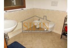Villa con iardino - Frigento (AV) via San Rocco, a soli 500 metri dal cuore del centro cittadino, proponiamo in vendita Villa di complessivi mq. 430,00 oltre a mq. 800,00 di giardino di cui circa la met pavimentata