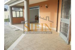 Villa con iardino - Frigento (AV) via San Rocco, a soli 500 metri dal cuore del centro cittadino, proponiamo in vendita Villa di complessivi mq. 430,00 oltre a mq. 800,00 di giardino di cui circa la met pavimentata