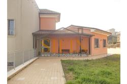 Villa con iardino - Frigento (AV) via San Rocco, a soli 500 metri dal cuore del centro cittadino, proponiamo in vendita Villa di complessivi mq. 430,00 oltre a mq. 800,00 di giardino di cui circa la met pavimentata