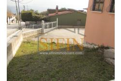 Villa con iardino - Frigento (AV) via San Rocco, a soli 500 metri dal cuore del centro cittadino, proponiamo in vendita Villa di complessivi mq. 430,00 oltre a mq. 800,00 di giardino di cui circa la met pavimentata