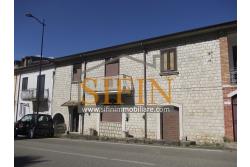 Casa con Giardino - Montefusco, localit� Serra, strada provinciale per Pratola Serra, proponiamo in vendita fabbricato indipendente di complessivi mq. 340,00 oltre a mq. 1.100,00 di giardino di cui mq. 400,00 edificabili (zona 