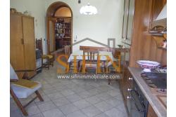 Casa con Giardino - Montefusco, localit� Serra, strada provinciale per Pratola Serra, proponiamo in vendita fabbricato indipendente di complessivi mq. 340,00 oltre a mq. 1.100,00 di giardino di cui mq. 400,00 edificabili (zona 