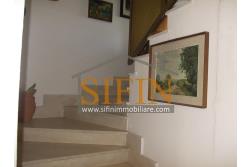 Casa con Giardino - Montefusco, localit� Serra, strada provinciale per Pratola Serra, proponiamo in vendita fabbricato indipendente di complessivi mq. 340,00 oltre a mq. 1.100,00 di giardino di cui mq. 400,00 edificabili (zona 