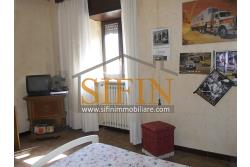 Casa con Giardino - Montefusco, localit� Serra, strada provinciale per Pratola Serra, proponiamo in vendita fabbricato indipendente di complessivi mq. 340,00 oltre a mq. 1.100,00 di giardino di cui mq. 400,00 edificabili (zona 