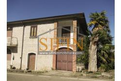 Casa con Giardino - Montefusco, localit� Serra, strada provinciale per Pratola Serra, proponiamo in vendita fabbricato indipendente di complessivi mq. 340,00 oltre a mq. 1.100,00 di giardino di cui mq. 400,00 edificabili (zona 