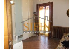 Casa con Giardino - Montefusco, localit� Serra, strada provinciale per Pratola Serra, proponiamo in vendita fabbricato indipendente di complessivi mq. 340,00 oltre a mq. 1.100,00 di giardino di cui mq. 400,00 edificabili (zona 