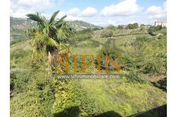 Casa con Giardino - Montefusco, localit� Serra, strada provinciale per Pratola Serra, proponiamo in vendita fabbricato indipendente di complessivi mq. 340,00 oltre a mq. 1.100,00 di giardino di cui mq. 400,00 edificabili (zona 