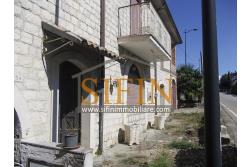 Casa con Giardino - Montefusco, localit� Serra, strada provinciale per Pratola Serra, proponiamo in vendita fabbricato indipendente di complessivi mq. 340,00 oltre a mq. 1.100,00 di giardino di cui mq. 400,00 edificabili (zona 