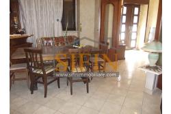 Casa con Giardino - Montefusco, localit� Serra, strada provinciale per Pratola Serra, proponiamo in vendita fabbricato indipendente di complessivi mq. 340,00 oltre a mq. 1.100,00 di giardino di cui mq. 400,00 edificabili (zona 