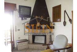 Casa con Giardino - Montefusco, localit� Serra, strada provinciale per Pratola Serra, proponiamo in vendita fabbricato indipendente di complessivi mq. 340,00 oltre a mq. 1.100,00 di giardino di cui mq. 400,00 edificabili (zona 