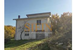 Casa con terreno - Paternopoli, in zona periferica, Contrada Cupitiello, proponiamo in vendita villetta di mq. 160,00 ca. oltre garage di mq. 23,00 ca. e mq. 14.000,00 ca. di terreno