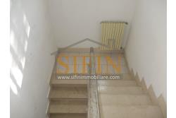 Casa con terreno - Paternopoli, in zona periferica, Contrada Cupitiello, proponiamo in vendita villetta di mq. 160,00 ca. oltre garage di mq. 23,00 ca. e mq. 14.000,00 ca. di terreno