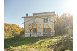 Casa con terreno - Paternopoli, in zona periferica, Contrada Cupitiello, proponiamo in vendita villetta di mq. 160,00 ca. oltre garage di mq. 23,00 ca. e mq. 14.000,00 ca. di terreno